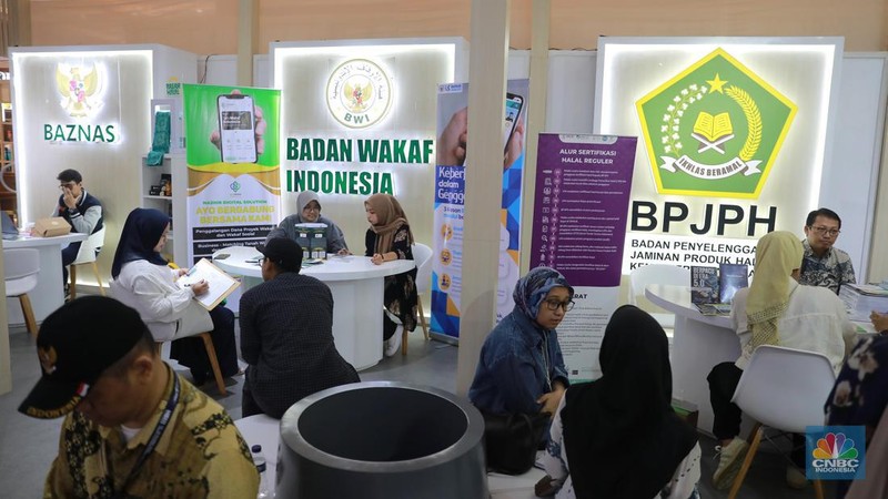 Pengunjung menghadiri acara Indonesia Sharia Economic Festival (ISEF) ke-10 2023 digelar di JCC Senayan, Jakarta, Jumat (27/10/2023). (CNBC Indonesia/Muhammad Sabki)