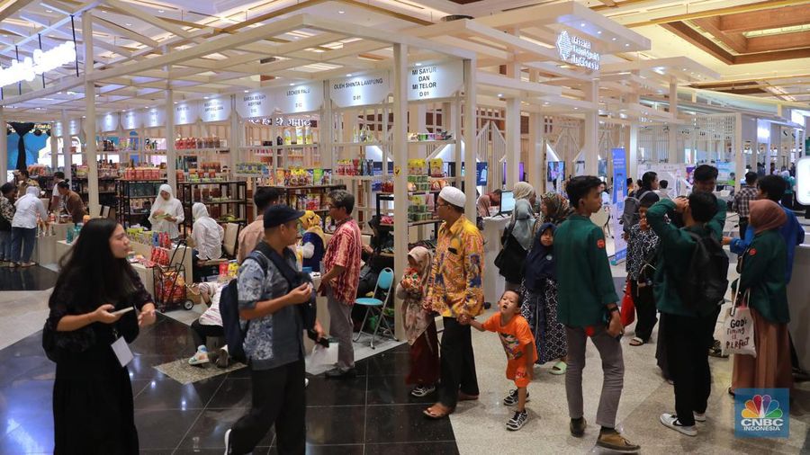 Pengunjung menghadiri acara Indonesia Sharia Economic Festival (ISEF) ke-10 2023 digelar di JCC Senayan, Jakarta, Jumat (27/10/2023). (CNBC Indonesia/Muhammad Sabki)