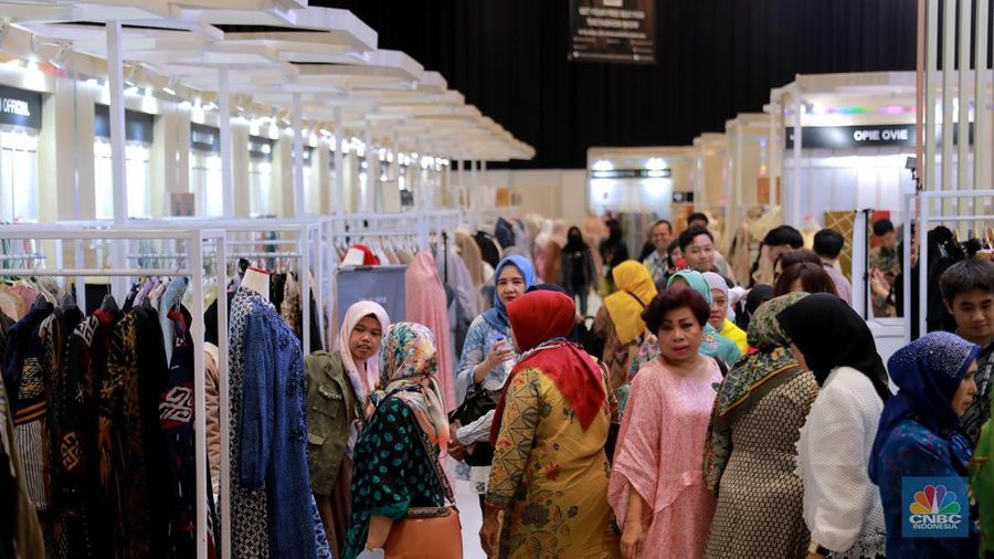 Pengunjung menghadiri acara Indonesia Sharia Economic Festival (ISEF) ke-10 2023 digelar di JCC Senayan, Jakarta, Jumat (27/10/2023). (²©²ÊÍøÕ¾/Muhammad Sabki)