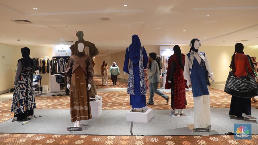 Pengunjung menghadiri acara Indonesia Sharia Economic Festival (ISEF) ke-10 2023 digelar di JCC Senayan, Jakarta, Jumat (27/10/2023). (CNBC Indonesia/Muhammad Sabki)
