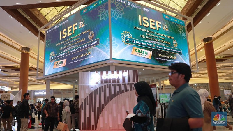 Pengunjung menghadiri acara Indonesia Sharia Economic Festival (ISEF) ke-10 2023 digelar di JCC Senayan, Jakarta, Jumat (27/10/2023). (CNBC Indonesia/Muhammad Sabki)