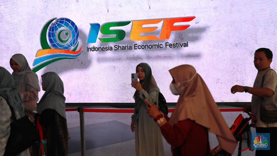 Pengunjung menghadiri acara Indonesia Sharia Economic Festival (ISEF) ke-10 2023 digelar di JCC Senayan, Jakarta, Jumat (27/10/2023). (CNBC Indonesia/Muhammad Sabki)