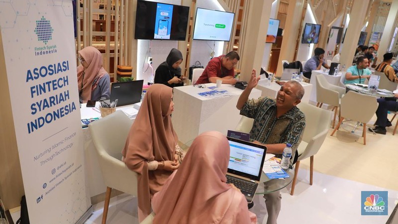 Pengunjung menghadiri acara Indonesia Sharia Economic Festival (ISEF) ke-10 2023 digelar di JCC Senayan, Jakarta, Jumat (27/10/2023). (CNBC Indonesia/Muhammad Sabki)
