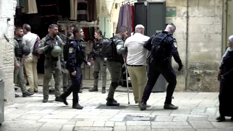 Warga Muslim Palestina mengadakan salat Jumat di jalan di luar Kota Tua Yerusalem, saat konflik antara Israel dan kelompok Islam Palestina Hamas berlanjut, di Yerusalem, 27 Oktober 2023. (REUTERS/Ammar Awad)