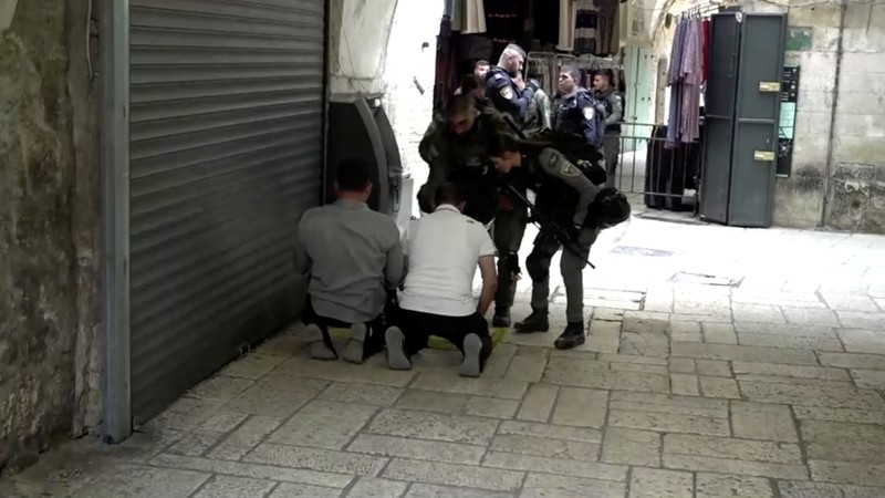 Warga Muslim Palestina mengadakan salat Jumat di jalan di luar Kota Tua Yerusalem, saat konflik antara Israel dan kelompok Islam Palestina Hamas berlanjut, di Yerusalem, 27 Oktober 2023. Warga Muslim Palestina mengadakan salat Jumat di jalan di luar Kota Tua Yerusalem, saat konflik antara Israel dan kelompok Islam Palestina Hamas berlanjut, di Yerusalem, 27 Oktober 2023. (REUTERS/Ammar Awad)