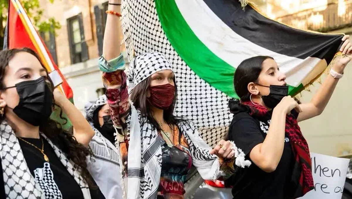 potrert-bella-hadid-saat-melakukan-unjuk-rasa-dukung-palestina-di-jalanan-new-york-tangkapan-layar-instagram-bellahadid_169 8 Selebriti Dunia yang Akan Mendukung Palestina di Tahun 2014