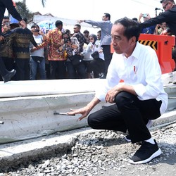 Kabar Baik! Jokowi Siapkan Rp 15 T untuk Bangun Jalan Rusak di 2024