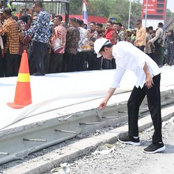 Sat Set! Jokowi Cor Jalan 'Dajjal' di Lampung Jadi Mulus