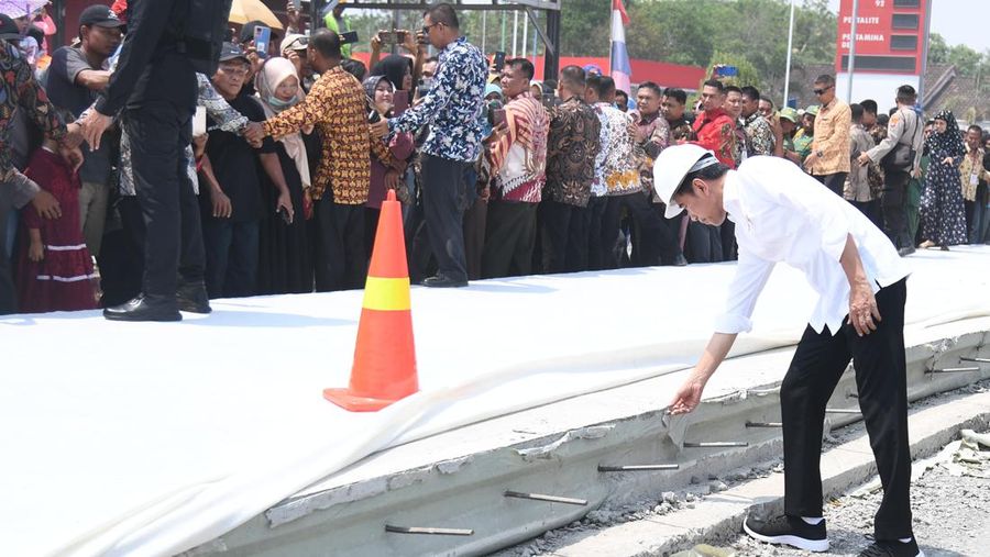 Presiden Joko Widodo (Jokowi) mengecek langsung perbaikan kondisi jalan rusak di Kabupaten Lampung Tengah, Jumat (27/10/2023). (Dok. Rusman - Biro Pers Sekretariat Presiden)
