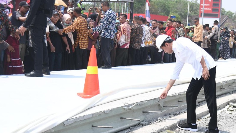 Presiden Joko Widodo (Jokowi) mengecek langsung perbaikan kondisi jalan rusak di Kabupaten Lampung Tengah, Jumat (27/10/2023). (Dok. Rusman - Biro Pers Sekretariat Presiden)