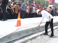 Sat Set! Jokowi Cor Jalan 'Dajjal' di Lampung Jadi Mulus