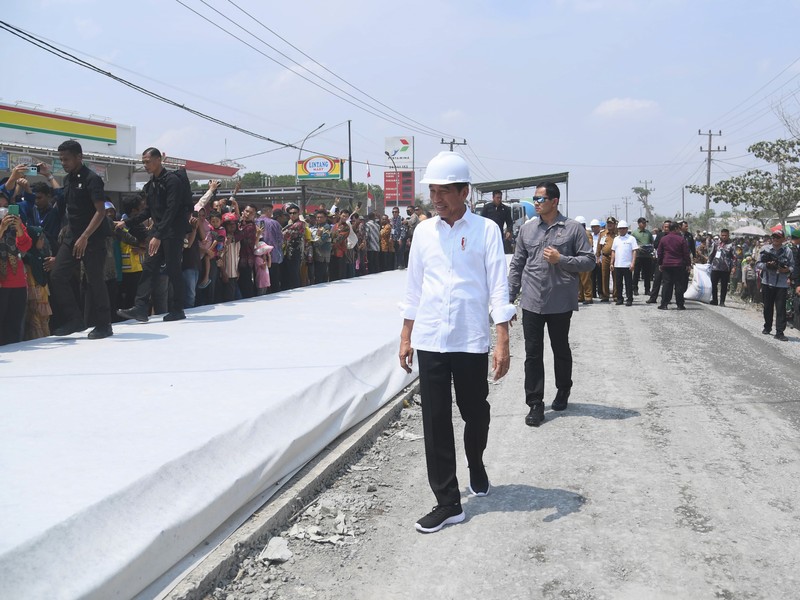 Presiden Joko Widodo (Jokowi) mengecek langsung perbaikan kondisi jalan rusak di Kabupaten Lampung Tengah, Jumat (27/10/2023). (Dok. Rusman - Biro Pers Sekretariat Presiden)