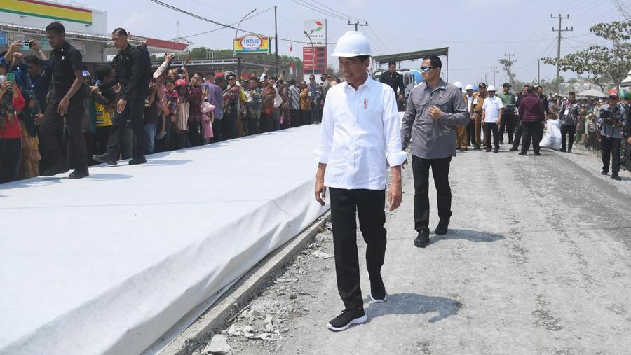 Presiden Joko Widodo (Jokowi) mengecek langsung perbaikan kondisi jalan rusak di Kabupaten Lampung Tengah, Jumat (27/10/2023). (Dok. Rusman - Biro Pers Sekretariat Presiden)