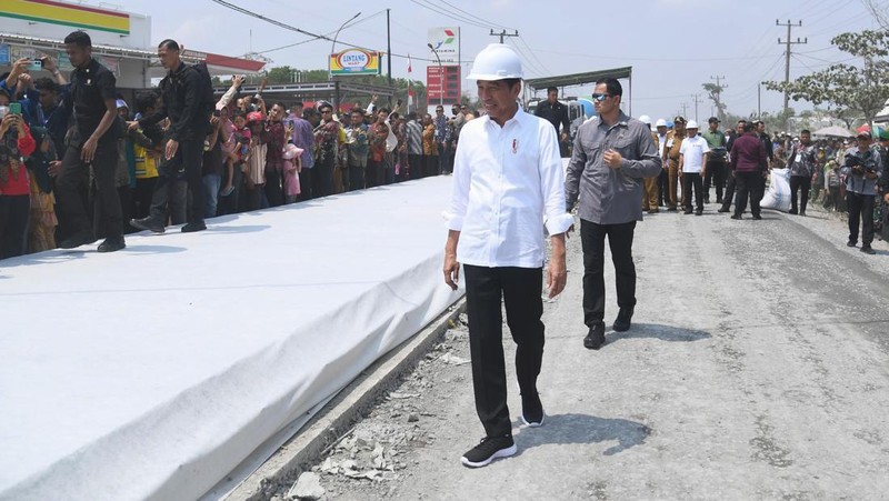 Presiden Joko Widodo (Jokowi) mengecek langsung perbaikan kondisi jalan rusak di Kabupaten Lampung Tengah, Jumat (27/10/2023). (Dok. Rusman - Biro Pers Sekretariat Presiden)