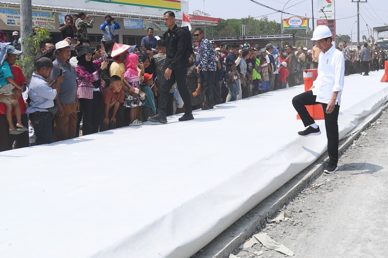 Presiden Joko Widodo (Jokowi) mengecek langsung perbaikan kondisi jalan rusak di Kabupaten Lampung Tengah, Jumat (27/10/2023). Presiden Joko Widodo (Jokowi) mengecek langsung perbaikan kondisi jalan rusak di Kabupaten Lampung Tengah, Jumat (27/10/2023). (Dok. Rusman - Biro Pers Sekretariat Presiden)