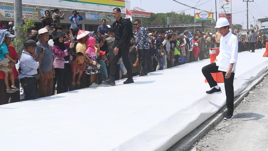 Presiden Joko Widodo (Jokowi) mengecek langsung perbaikan kondisi jalan rusak di Kabupaten Lampung Tengah, Jumat (27/10/2023). (Dok. Rusman - Biro Pers Sekretariat Presiden)