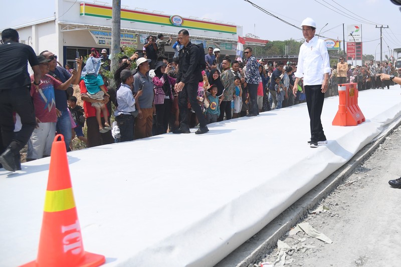 Presiden Joko Widodo (Jokowi) mengecek langsung perbaikan kondisi jalan rusak di Kabupaten Lampung Tengah, Jumat (27/10/2023). (Dok. Rusman - Biro Pers Sekretariat Presiden)