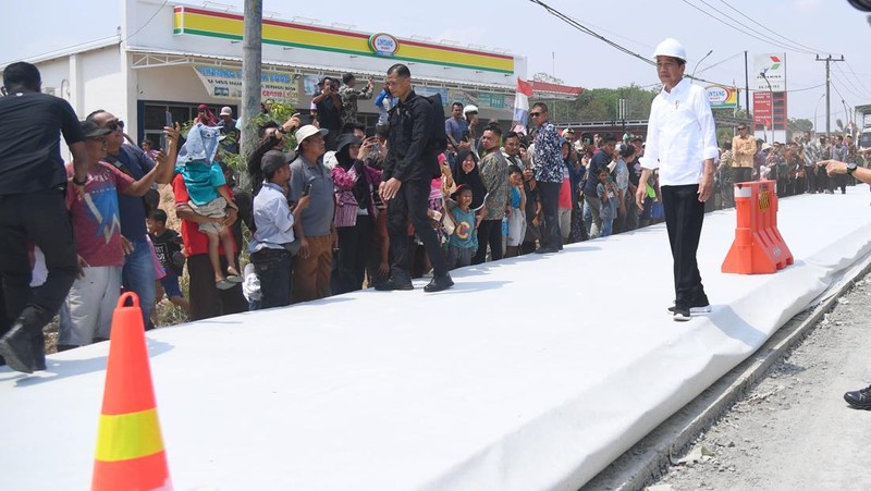 Presiden Joko Widodo (Jokowi) mengecek langsung perbaikan kondisi jalan rusak di Kabupaten Lampung Tengah, Jumat (27/10/2023). (Dok. Rusman - Biro Pers Sekretariat Presiden)