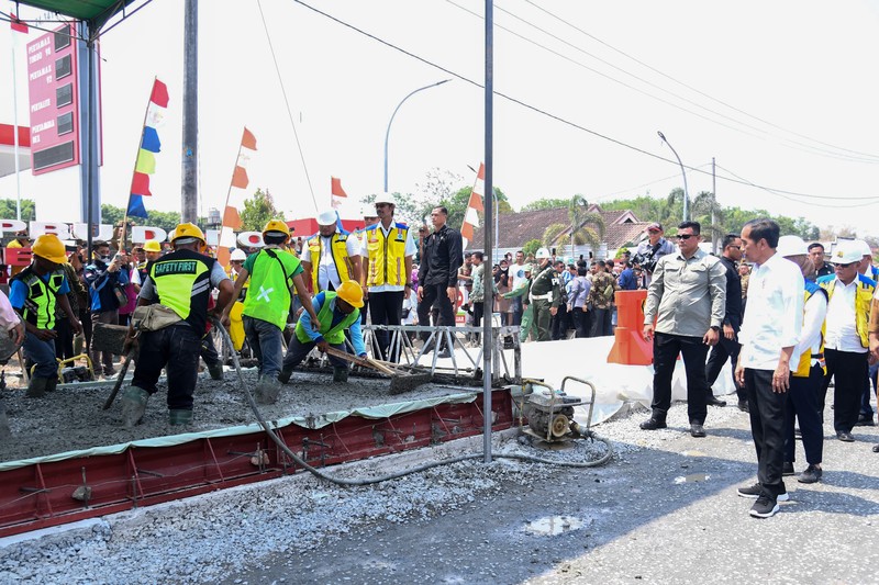 Presiden Joko Widodo (Jokowi) mengecek langsung perbaikan kondisi jalan rusak di Kabupaten Lampung Tengah, Jumat (27/10/2023). Presiden Joko Widodo (Jokowi) mengecek langsung perbaikan kondisi jalan rusak di Kabupaten Lampung Tengah, Jumat (27/10/2023). (Dok. Rusman - Biro Pers Sekretariat Presiden)
