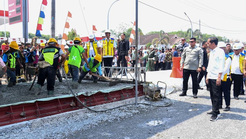 Presiden Joko Widodo (Jokowi) mengecek langsung perbaikan kondisi jalan rusak di Kabupaten Lampung Tengah, Jumat (27/10/2023). (Dok. Rusman - Biro Pers Sekretariat Presiden)