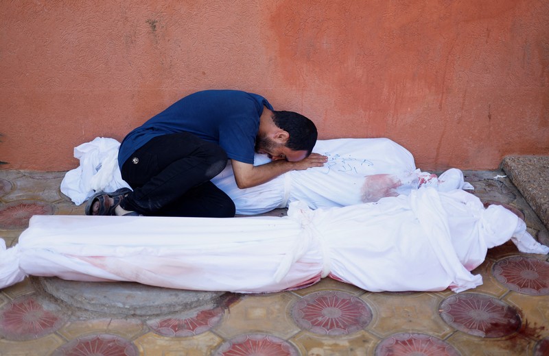 Pria Palestina Mohammed al-Akhras berduka atas putrinya Jana dan istrinya yang terbunuh oleh serangan Israel, saat konflik antara Israel dan kelompok Islam Palestina Hamas berlanjut, di Khan Younis di Jalur Gaza selatan, 26 Oktober 2023. Pria Palestina Mohammed al-Akhras berduka atas putrinya Jana dan istrinya yang terbunuh oleh serangan Israel, saat konflik antara Israel dan kelompok Islam Palestina Hamas berlanjut, di Khan Younis di Jalur Gaza selatan, 26 Oktober 2023. (REUTERS/Mohammed Salem)