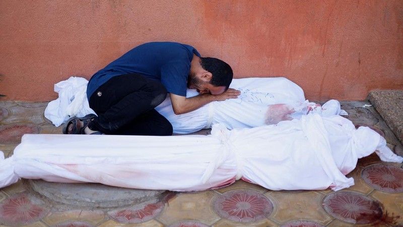 Pria Palestina Mohammed al-Akhras berduka atas putrinya Jana dan istrinya yang terbunuh oleh serangan Israel, saat konflik antara Israel dan kelompok Islam Palestina Hamas berlanjut, di Khan Younis di Jalur Gaza selatan, 26 Oktober 2023. (REUTERS/Mohammed Salem)