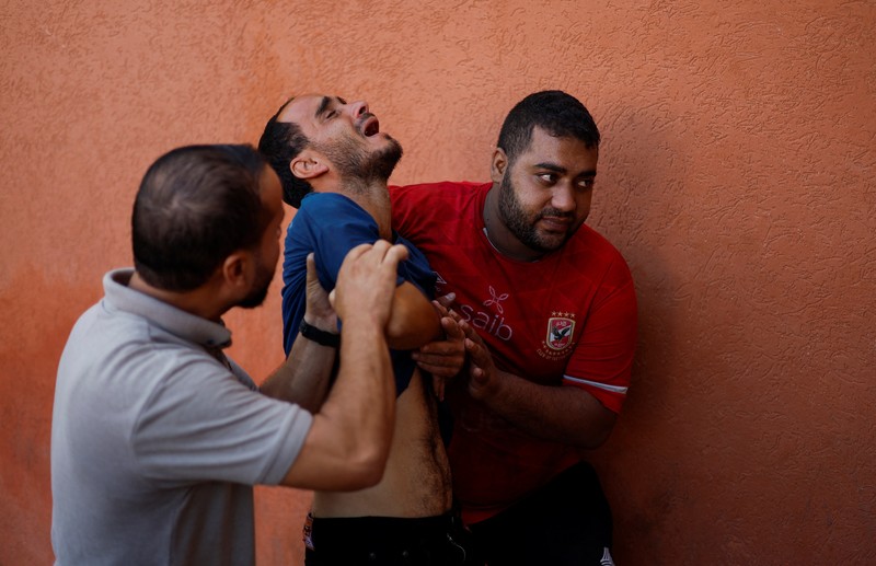 Pria Palestina Mohammed al-Akhras berduka atas putrinya Jana dan istrinya yang terbunuh oleh serangan Israel, saat konflik antara Israel dan kelompok Islam Palestina Hamas berlanjut, di Khan Younis di Jalur Gaza selatan, 26 Oktober 2023. Pria Palestina Mohammed al-Akhras berduka atas putrinya Jana dan istrinya yang terbunuh oleh serangan Israel, saat konflik antara Israel dan kelompok Islam Palestina Hamas berlanjut, di Khan Younis di Jalur Gaza selatan, 26 Oktober 2023. (REUTERS/Mohammed Salem)