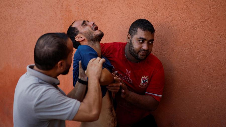 Pria Palestina Mohammed al-Akhras berduka atas putrinya Jana dan istrinya yang terbunuh oleh serangan Israel, saat konflik antara Israel dan kelompok Islam Palestina Hamas berlanjut, di Khan Younis di Jalur Gaza selatan, 26 Oktober 2023. (REUTERS/Mohammed Salem)