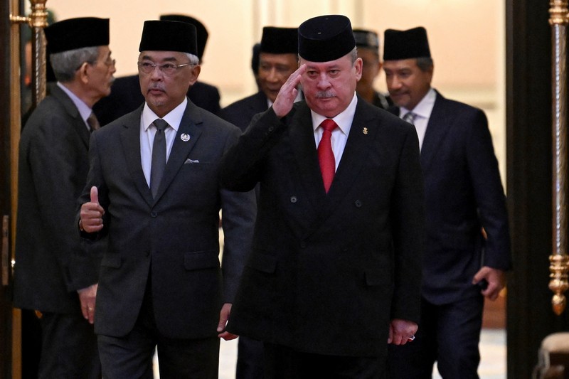 Sultan Nazrin Muizzuddin Shah dari Perak, Sultan Muhriz Munawir dari Negeri Sembilan, Sultan Mizan Zainal Abidin dari Terengganu, Raja Malaysia Sultan Abdullah Sultan Ahmad Shah, Sultan Sharafuddin Idris Shah dari Selangor, Sultan Ibrahim Iskandar dari Johor dan Sultan Sallehuddin Badlishah berfoto di hadapan pemilihan raja Malaysia berikutnya di Istana Nasional di Kuala Lumpur pada 27 Oktober 2023. (via REUTERS/POOL) Sultan Nazrin Muizzuddin Shah dari Perak, Sultan Muhriz Munawir dari Negeri Sembilan, Sultan Mizan Zainal Abidin dari Terengganu, Raja Malaysia Sultan Abdullah Sultan Ahmad Shah, Sultan Sharafuddin Idris Shah dari Selangor, Sultan Ibrahim Iskandar dari Johor dan Sultan Sallehuddin Badlishah berfoto di hadapan pemilihan raja Malaysia berikutnya di Istana Nasional di Kuala Lumpur pada 27 Oktober 2023. (via REUTERS/POOL)