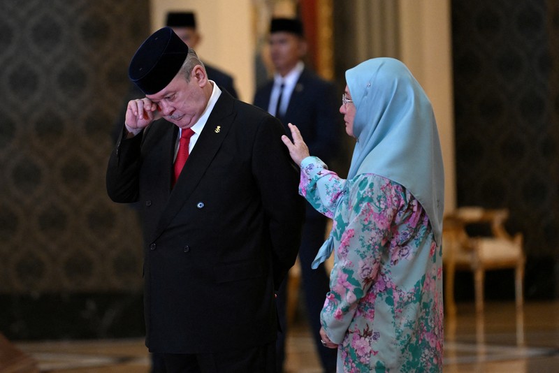 Sultan Nazrin Muizzuddin Shah dari Perak, Sultan Muhriz Munawir dari Negeri Sembilan, Sultan Mizan Zainal Abidin dari Terengganu, Raja Malaysia Sultan Abdullah Sultan Ahmad Shah, Sultan Sharafuddin Idris Shah dari Selangor, Sultan Ibrahim Iskandar dari Johor dan Sultan Sallehuddin Badlishah berfoto di hadapan pemilihan raja Malaysia berikutnya di Istana Nasional di Kuala Lumpur pada 27 Oktober 2023. (via REUTERS/POOL) Sultan Nazrin Muizzuddin Shah dari Perak, Sultan Muhriz Munawir dari Negeri Sembilan, Sultan Mizan Zainal Abidin dari Terengganu, Raja Malaysia Sultan Abdullah Sultan Ahmad Shah, Sultan Sharafuddin Idris Shah dari Selangor, Sultan Ibrahim Iskandar dari Johor dan Sultan Sallehuddin Badlishah berfoto di hadapan pemilihan raja Malaysia berikutnya di Istana Nasional di Kuala Lumpur pada 27 Oktober 2023. (via REUTERS/POOL)