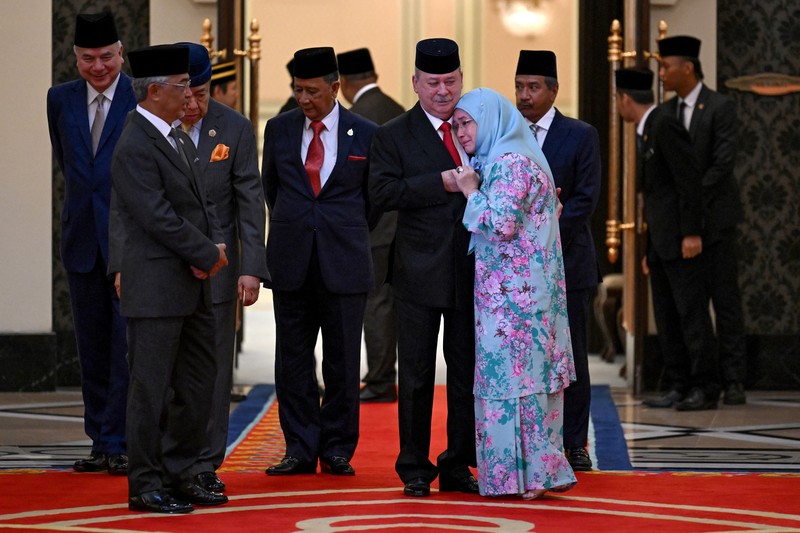 Sultan Nazrin Muizzuddin Shah dari Perak, Sultan Muhriz Munawir dari Negeri Sembilan, Sultan Mizan Zainal Abidin dari Terengganu, Raja Malaysia Sultan Abdullah Sultan Ahmad Shah, Sultan Sharafuddin Idris Shah dari Selangor, Sultan Ibrahim Iskandar dari Johor dan Sultan Sallehuddin Badlishah berfoto di hadapan pemilihan raja Malaysia berikutnya di Istana Nasional di Kuala Lumpur pada 27 Oktober 2023. (via REUTERS/POOL) Sultan Nazrin Muizzuddin Shah dari Perak, Sultan Muhriz Munawir dari Negeri Sembilan, Sultan Mizan Zainal Abidin dari Terengganu, Raja Malaysia Sultan Abdullah Sultan Ahmad Shah, Sultan Sharafuddin Idris Shah dari Selangor, Sultan Ibrahim Iskandar dari Johor dan Sultan Sallehuddin Badlishah berfoto di hadapan pemilihan raja Malaysia berikutnya di Istana Nasional di Kuala Lumpur pada 27 Oktober 2023. (via REUTERS/POOL)