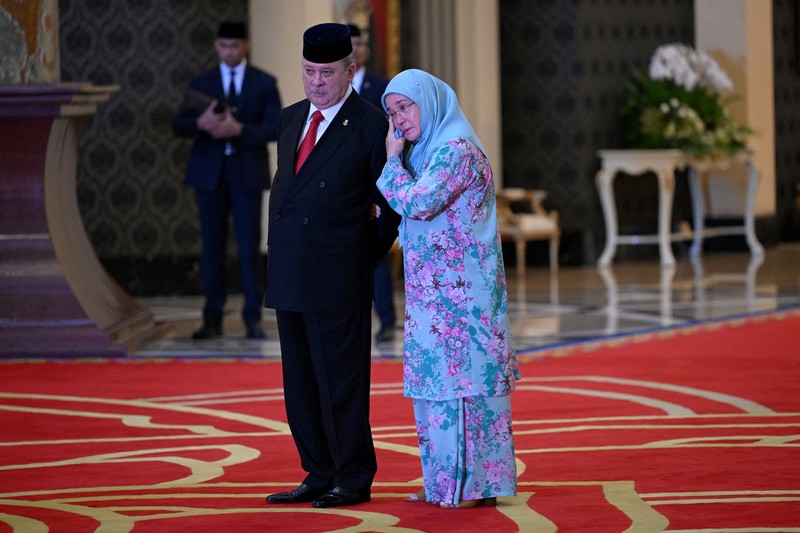 Sultan Nazrin Muizzuddin Shah dari Perak, Sultan Muhriz Munawir dari Negeri Sembilan, Sultan Mizan Zainal Abidin dari Terengganu, Raja Malaysia Sultan Abdullah Sultan Ahmad Shah, Sultan Sharafuddin Idris Shah dari Selangor, Sultan Ibrahim Iskandar dari Johor dan Sultan Sallehuddin Badlishah berfoto di hadapan pemilihan raja Malaysia berikutnya di Istana Nasional di Kuala Lumpur pada 27 Oktober 2023. (via REUTERS/POOL) Sultan Nazrin Muizzuddin Shah dari Perak, Sultan Muhriz Munawir dari Negeri Sembilan, Sultan Mizan Zainal Abidin dari Terengganu, Raja Malaysia Sultan Abdullah Sultan Ahmad Shah, Sultan Sharafuddin Idris Shah dari Selangor, Sultan Ibrahim Iskandar dari Johor dan Sultan Sallehuddin Badlishah berfoto di hadapan pemilihan raja Malaysia berikutnya di Istana Nasional di Kuala Lumpur pada 27 Oktober 2023. (via REUTERS/POOL)