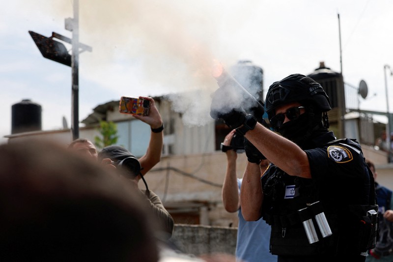 Warga Muslim Palestina mengadakan salat Jumat di jalan di luar Kota Tua Yerusalem, saat konflik antara Israel dan kelompok Islam Palestina Hamas berlanjut, di Yerusalem, 27 Oktober 2023. Warga Muslim Palestina mengadakan salat Jumat di jalan di luar Kota Tua Yerusalem, saat konflik antara Israel dan kelompok Islam Palestina Hamas berlanjut, di Yerusalem, 27 Oktober 2023. (REUTERS/Ammar Awad)