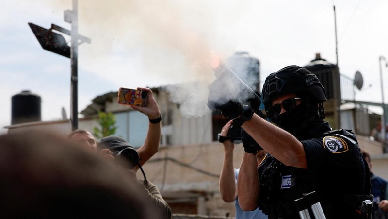 Warga Muslim Palestina mengadakan salat Jumat di jalan di luar Kota Tua Yerusalem, saat konflik antara Israel dan kelompok Islam Palestina Hamas berlanjut, di Yerusalem, 27 Oktober 2023. (REUTERS/Ammar Awad)