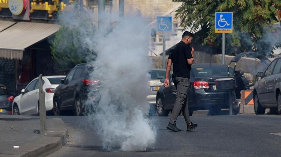 Warga Muslim Palestina mengadakan salat Jumat di jalan di luar Kota Tua Yerusalem, saat konflik antara Israel dan kelompok Islam Palestina Hamas berlanjut, di Yerusalem, 27 Oktober 2023. (REUTERS/Ammar Awad)