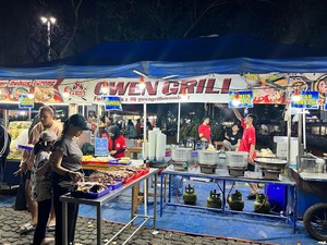 Seru! Di Alun-Alun Bekasi Bisa Jajan Steak hingga Pancake Viral