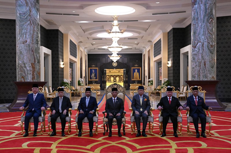 Sultan Nazrin Muizzuddin Shah dari Perak, Sultan Muhriz Munawir dari Negeri Sembilan, Sultan Mizan Zainal Abidin dari Terengganu, Raja Malaysia Sultan Abdullah Sultan Ahmad Shah, Sultan Sharafuddin Idris Shah dari Selangor, Sultan Ibrahim Iskandar dari Johor dan Sultan Sallehuddin Badlishah berfoto di hadapan pemilihan raja Malaysia berikutnya di Istana Nasional di Kuala Lumpur pada 27 Oktober 2023. (via REUTERS/POOL) Sultan Nazrin Muizzuddin Shah dari Perak, Sultan Muhriz Munawir dari Negeri Sembilan, Sultan Mizan Zainal Abidin dari Terengganu, Raja Malaysia Sultan Abdullah Sultan Ahmad Shah, Sultan Sharafuddin Idris Shah dari Selangor, Sultan Ibrahim Iskandar dari Johor dan Sultan Sallehuddin Badlishah berfoto di hadapan pemilihan raja Malaysia berikutnya di Istana Nasional di Kuala Lumpur pada 27 Oktober 2023. (via REUTERS/POOL)