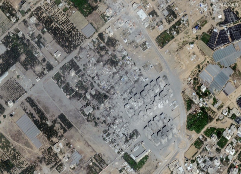 Gambar kombinasi menunjukkan kota Beit Hanoun di Palestina sebelum dan sesudah kerusakan akibat konflik yang sedang berlangsung antara Israel dan Hamas, Jalur Gaza utara. (via REUTERS/MAXAR TECHNOLOGIES)