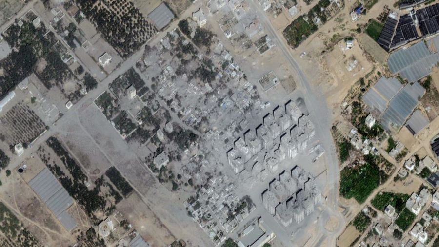 Gambar kombinasi menunjukkan kota Beit Hanoun di Palestina sebelum dan sesudah kerusakan akibat konflik yang sedang berlangsung antara Israel dan Hamas, Jalur Gaza utara. (via REUTERS/MAXAR TECHNOLOGIES)