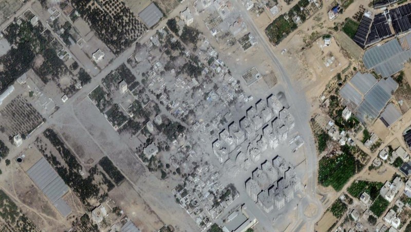 Gambar kombinasi menunjukkan kota Beit Hanoun di Palestina sebelum dan sesudah kerusakan akibat konflik yang sedang berlangsung antara Israel dan Hamas, Jalur Gaza utara. (via REUTERS/MAXAR TECHNOLOGIES)