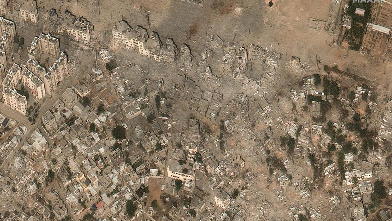 Gambar kombinasi menunjukkan kota Beit Hanoun di Palestina sebelum dan sesudah kerusakan akibat konflik yang sedang berlangsung antara Israel dan Hamas, Jalur Gaza utara. (via REUTERS/MAXAR TECHNOLOGIES)