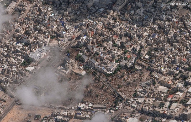 Gambar kombinasi menunjukkan kota Beit Hanoun di Palestina sebelum dan sesudah kerusakan akibat konflik yang sedang berlangsung antara Israel dan Hamas, Jalur Gaza utara. (via REUTERS/MAXAR TECHNOLOGIES) Gambar kombinasi menunjukkan kota Beit Hanoun di Palestina sebelum dan sesudah kerusakan akibat konflik yang sedang berlangsung antara Israel dan Hamas, Jalur Gaza utara. (via REUTERS/MAXAR TECHNOLOGIES)