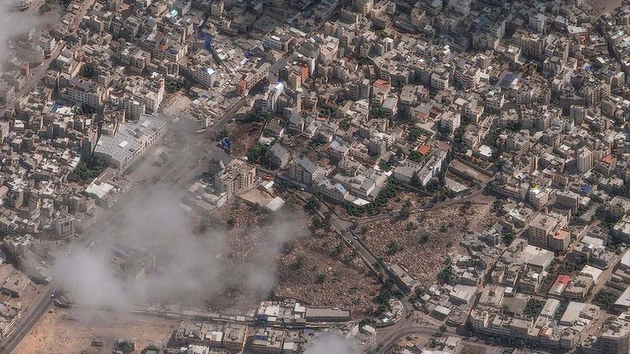 Gambar kombinasi menunjukkan kota Beit Hanoun di Palestina sebelum dan sesudah kerusakan akibat konflik yang sedang berlangsung antara Israel dan Hamas, Jalur Gaza utara. (via REUTERS/MAXAR TECHNOLOGIES)
