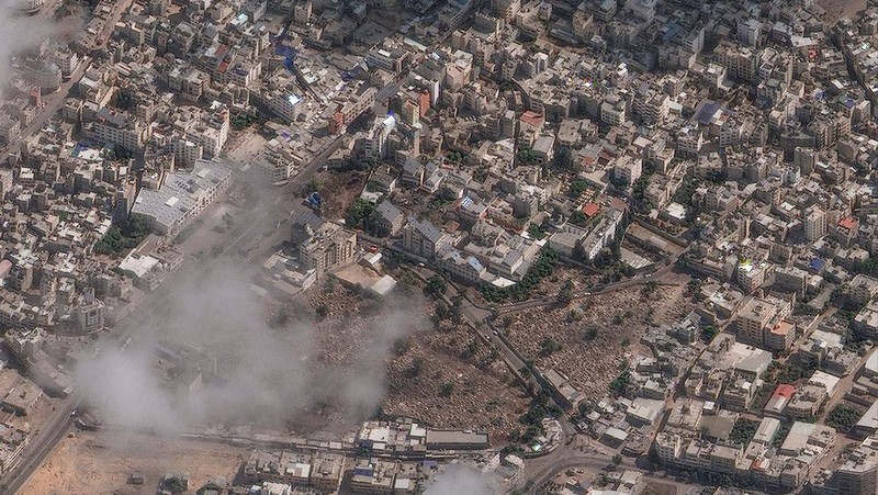Gambar kombinasi menunjukkan kota Beit Hanoun di Palestina sebelum dan sesudah kerusakan akibat konflik yang sedang berlangsung antara Israel dan Hamas, Jalur Gaza utara. (via REUTERS/MAXAR TECHNOLOGIES)