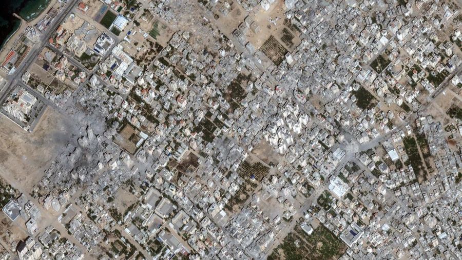 Gambar kombinasi menunjukkan kota Beit Hanoun di Palestina sebelum dan sesudah kerusakan akibat konflik yang sedang berlangsung antara Israel dan Hamas, Jalur Gaza utara. (via REUTERS/MAXAR TECHNOLOGIES)