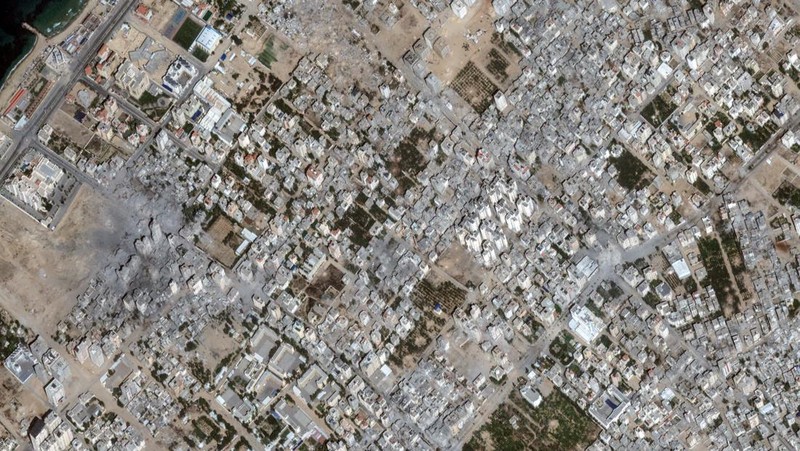 Gambar kombinasi menunjukkan kota Beit Hanoun di Palestina sebelum dan sesudah kerusakan akibat konflik yang sedang berlangsung antara Israel dan Hamas, Jalur Gaza utara. (via REUTERS/MAXAR TECHNOLOGIES)
