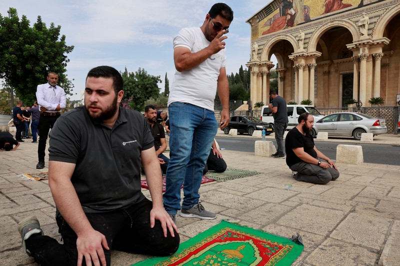 Warga Muslim Palestina mengadakan salat Jumat di jalan di luar Kota Tua Yerusalem, saat konflik antara Israel dan kelompok Islam Palestina Hamas berlanjut, di Yerusalem, 27 Oktober 2023. Warga Muslim Palestina mengadakan salat Jumat di jalan di luar Kota Tua Yerusalem, saat konflik antara Israel dan kelompok Islam Palestina Hamas berlanjut, di Yerusalem, 27 Oktober 2023. (REUTERS/Ammar Awad)