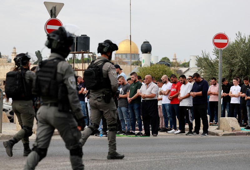Warga Muslim Palestina mengadakan salat Jumat di jalan di luar Kota Tua Yerusalem, saat konflik antara Israel dan kelompok Islam Palestina Hamas berlanjut, di Yerusalem, 27 Oktober 2023. Warga Muslim Palestina mengadakan salat Jumat di jalan di luar Kota Tua Yerusalem, saat konflik antara Israel dan kelompok Islam Palestina Hamas berlanjut, di Yerusalem, 27 Oktober 2023. (REUTERS/Ammar Awad)