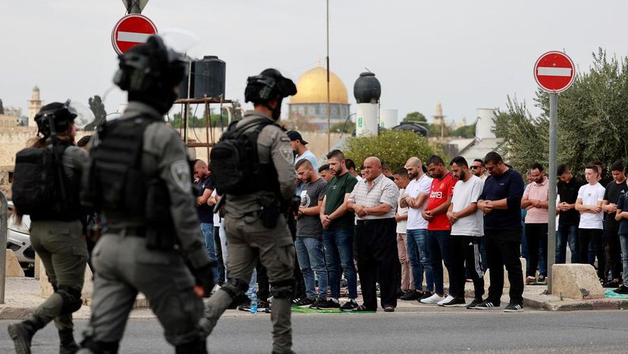 Warga Muslim Palestina mengadakan salat Jumat di jalan di luar Kota Tua Yerusalem, saat konflik antara Israel dan kelompok Islam Palestina Hamas berlanjut, di Yerusalem, 27 Oktober 2023. (REUTERS/Ammar Awad)