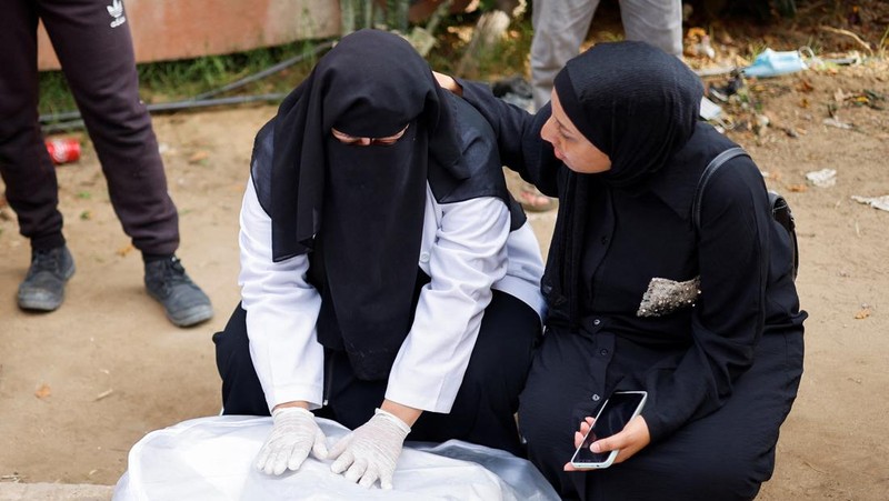 Pria Palestina Mohammed al-Akhras berduka atas putrinya Jana dan istrinya yang terbunuh oleh serangan Israel, saat konflik antara Israel dan kelompok Islam Palestina Hamas berlanjut, di Khan Younis di Jalur Gaza selatan, 26 Oktober 2023. (REUTERS/Mohammed Salem)